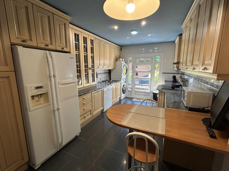 Foto dacf2b8b-6ecf-43d8-a17d-f33de4a61d04. Casa chalet adosado en venta campo de las naciones en Madrid