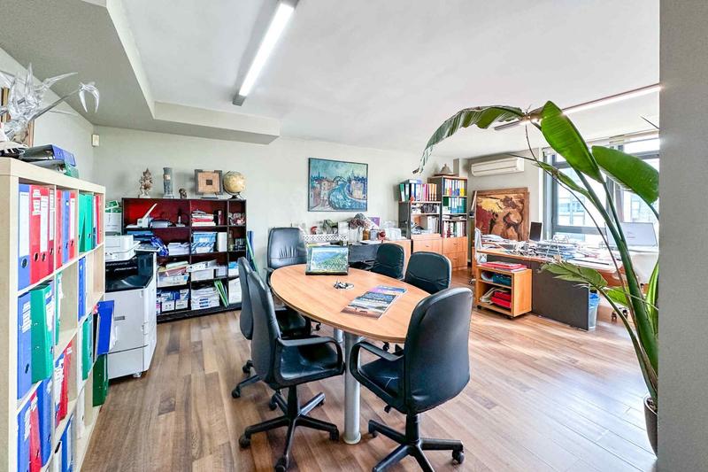 Foto 21444a1a-6c0d-43b8-9548-72ac827f9da1. Office space with heating in Sanchinarro Madrid