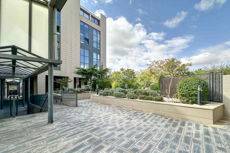 Foto e99ebc13-3069-4f0f-9f56-382f4f3e3f01. Office space with heating in Sanchinarro Madrid