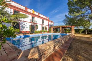 Casa en Carmona. Hacienda en venta en carmona, sevilla