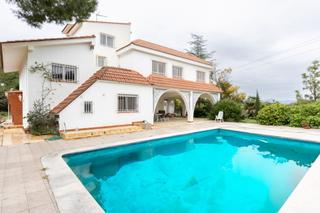 Haus in Camí de Paterna-Lloma del Calderer. Chalet independiente en venta   bétera