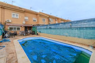 Casa adossada a Yuncos. Chalet adosado en venta  yuncos