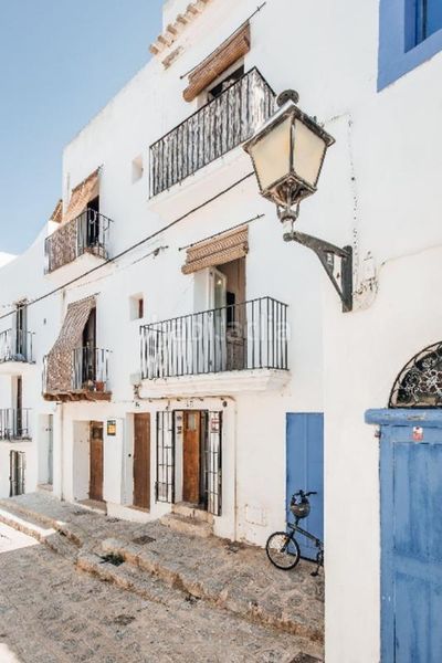 Foto 0a5d2523-0509-48d2-b08c-e835b32410ee. Dúplex amb calefacció a Dalt Vila-La Marina Ibiza