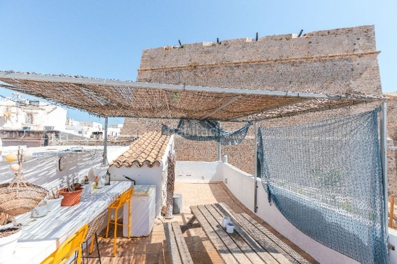 Foto 0b3b8a0d-72b7-474c-b2a1-ffe93e40c838. Dúplex amb calefacció a Dalt Vila-La Marina Ibiza