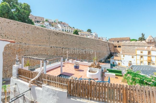 Foto 3a43b01b-d20c-4230-8cea-26c596bde2f2. Dúplex amb calefacció a Dalt Vila-La Marina Ibiza