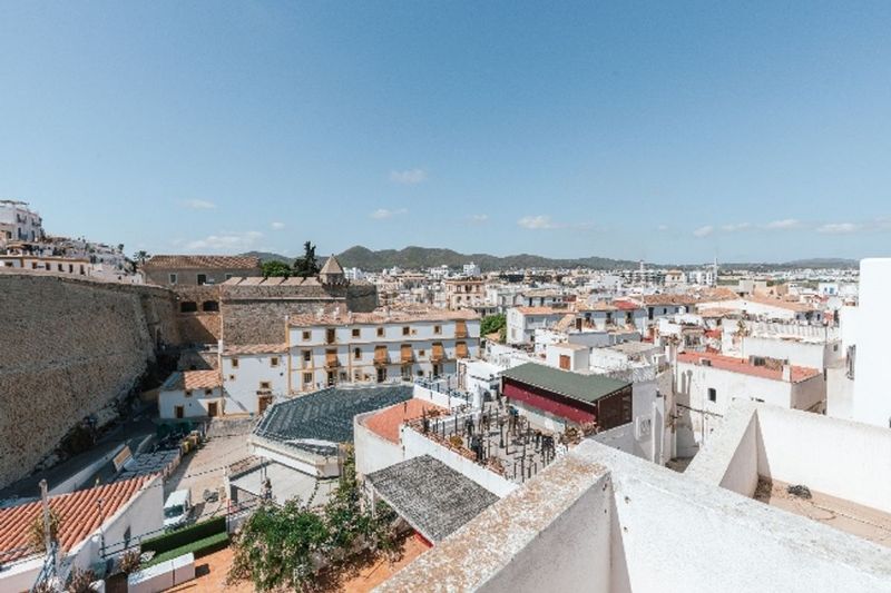 Foto e17fbbaf-a693-4957-ac42-21e4a293b40a. Dúplex amb calefacció a Dalt Vila-La Marina Ibiza