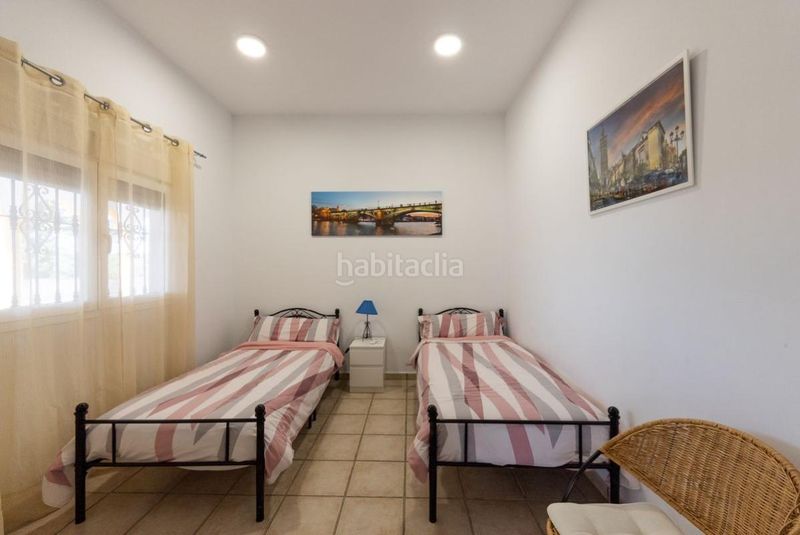 Foto a0c73fd3-9b93-45a0-8a20-047f1d90ab57. Casa amb calefacció aparcament piscina a Lora del Río