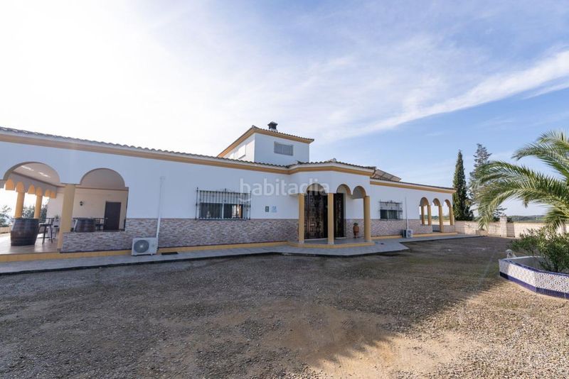 Foto c18647dc-0a1d-4c34-8bfd-5cba0a605402. Casa amb calefacció aparcament piscina a Lora del Río