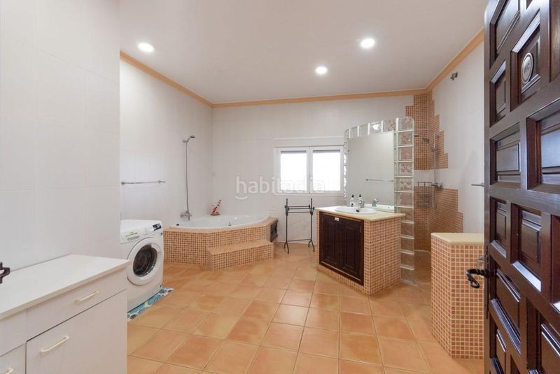 Foto c4ed4985-ed7e-44d0-8d22-d05c5005dda7. Casa amb calefacció aparcament piscina a Lora del Río