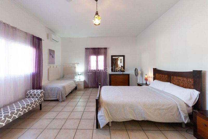 Foto d2a20ea3-ce62-49cb-b06a-55dd8fd56bed. Casa amb calefacció aparcament piscina a Lora del Río