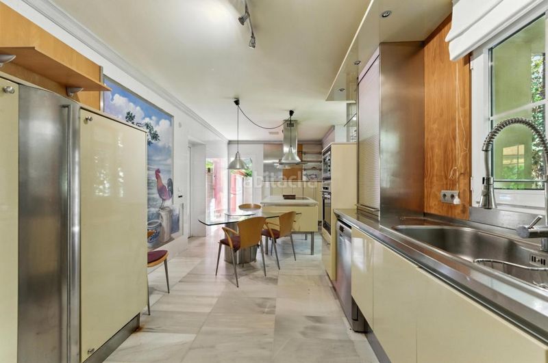 Foto 51f1a227-fa61-4f1c-955b-5a7cce471f8a. Casa amb calefacció aparcament piscina a Playa de la Fontanilla Marbella