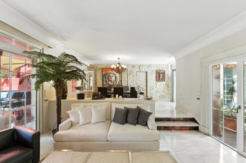 Foto 959cc664-33b6-4e5f-a400-dbcd7dcf54b5. Casa amb calefacció aparcament piscina a Playa de la Fontanilla Marbella