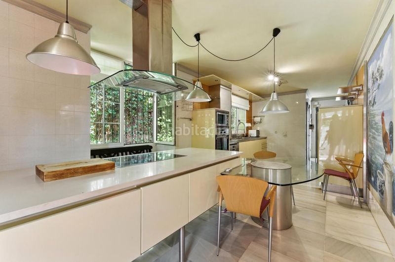 Foto d8f8cd9d-7bba-4861-b38e-c8b79d3f79b7. Casa amb calefacció aparcament piscina a Playa de la Fontanilla Marbella