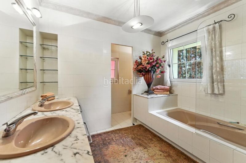 Foto f20c4b01-51ba-402e-958b-da2c6fbcc770. Casa amb calefacció aparcament piscina a Playa de la Fontanilla Marbella