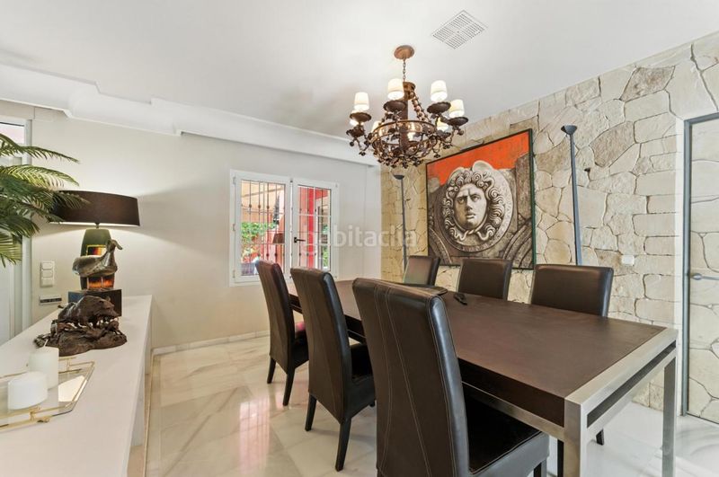 Foto f21775f5-7f2b-42c5-9036-a9dd1ab7edf8. Casa amb calefacció aparcament piscina a Playa de la Fontanilla Marbella