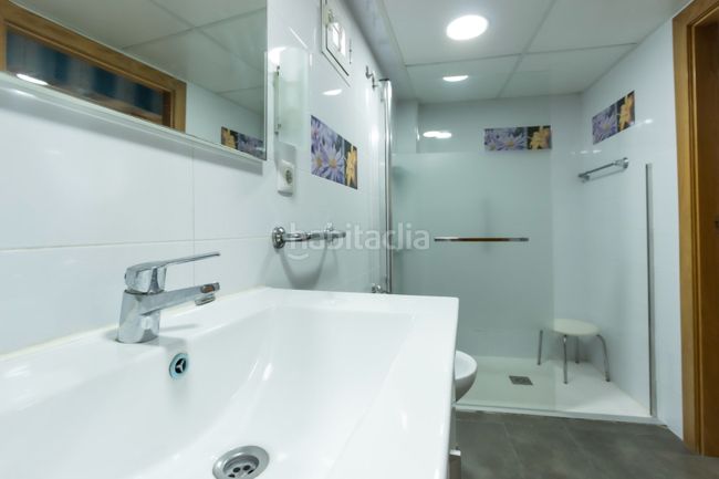 Foto 565f65ae-bd0a-4c37-8fd2-7e98e17e5a9a. Casa aparellada amb calefacció a Moncada