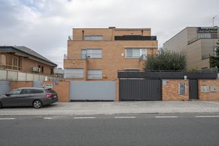Casa aparellada  Av del cardenal herrera oria