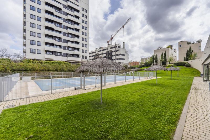 Foto 5038d050-5f59-46fe-9cfd-084abe4f8e54. Àtic amb calefacció aparcament piscina a Virgen del Cortijo-Manoteras Madrid