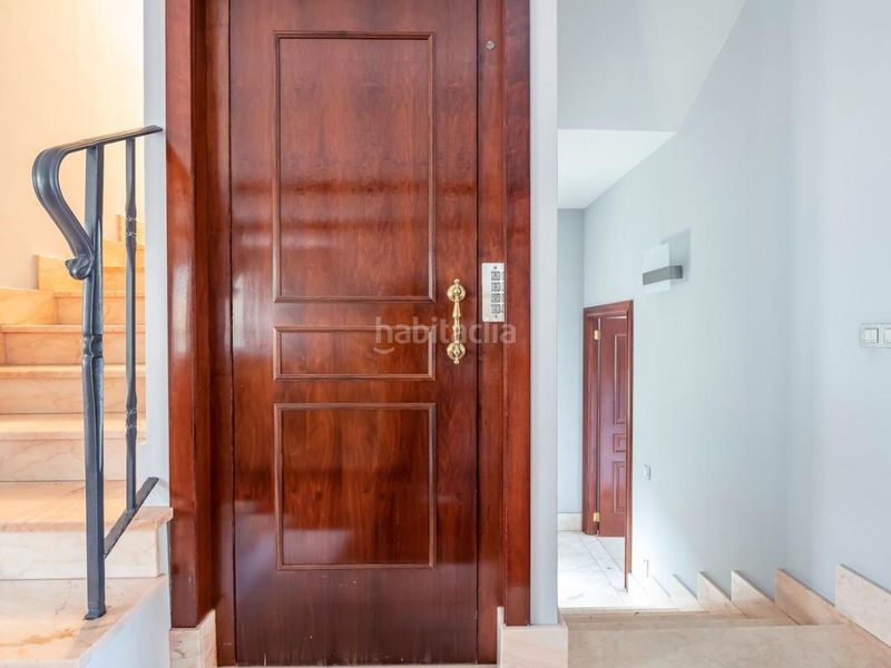 Foto 208751fe-85dd-4483-8045-781a71fa64c8. Casa adossada amb calefacció aparcament piscina a Madrid