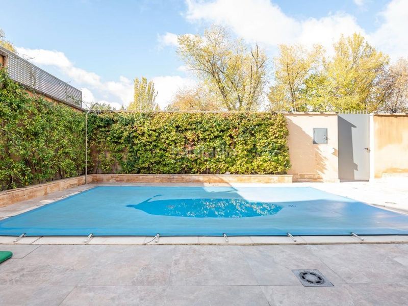 Foto c18bece5-51d9-4526-98d9-be212b8c3a3c. Casa adossada amb calefacció aparcament piscina a Madrid