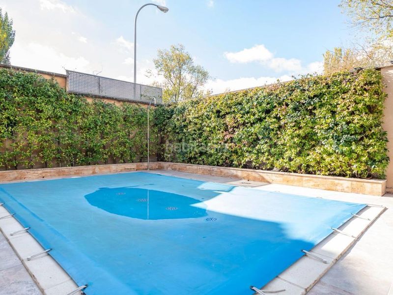 Foto c9e4c306-327e-4468-8645-6dc74c427f63. Casa adossada amb calefacció aparcament piscina a Madrid