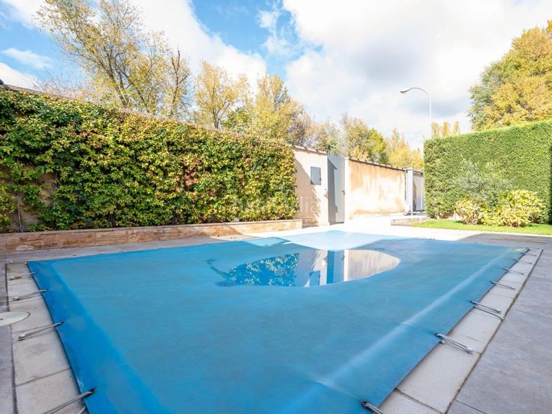 Foto e05f447f-b4f8-4324-b5d5-2b58e2c6562b. Casa adossada amb calefacció aparcament piscina a Madrid