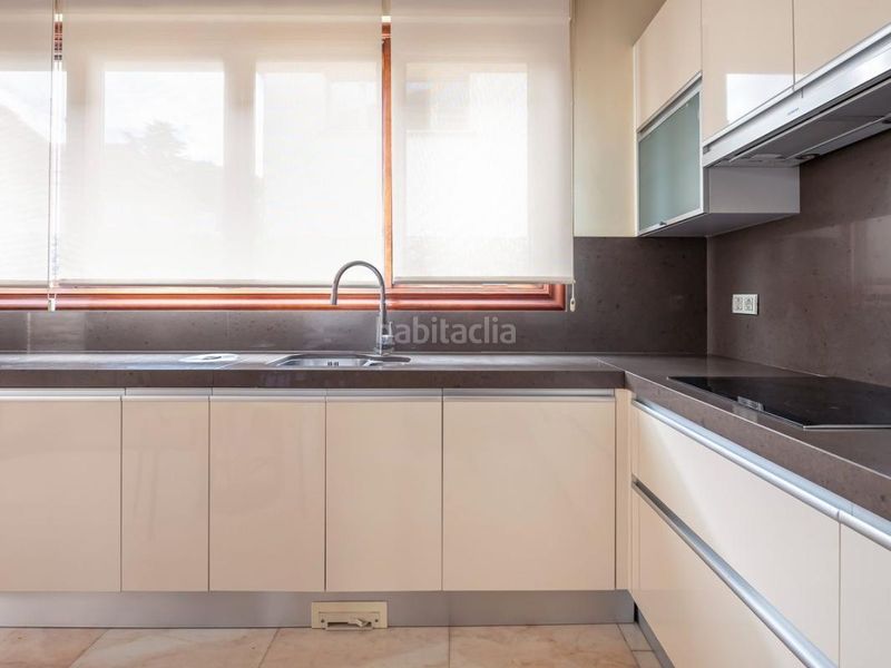 Foto f3b0d181-f6e9-4e2d-8e60-25eb85134eb8. Casa adossada amb calefacció aparcament piscina a Madrid