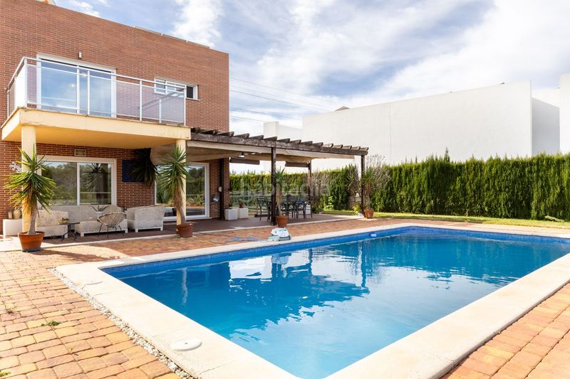 Foto d8548cb2-1199-405b-9616-b70119c70598. Casa amb calefacció aparcament piscina a Torre en Conill-Cumbres de San Antonio Bétera