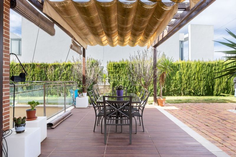 Foto ff6852f9-a568-4ca7-8aac-e34a98e32037. Casa amb calefacció aparcament piscina a Torre en Conill-Cumbres de San Antonio Bétera