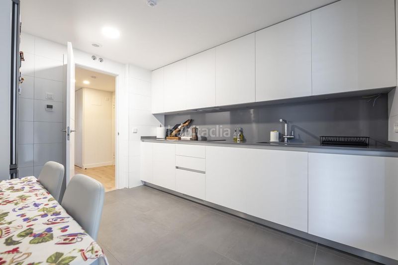 Foto 0d113aa5-218d-46cf-b5a2-c837708cac00. Pis amb calefacció aparcament piscina a Sanchinarro Madrid