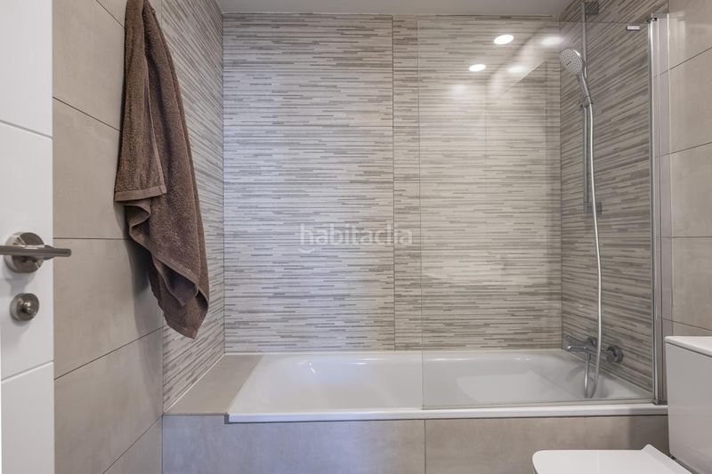 Foto 25d97a23-a40a-4d22-acad-bbfd46ac18e2. Pis amb calefacció aparcament piscina a Sanchinarro Madrid