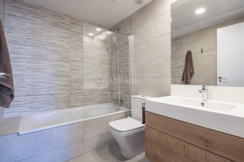 Foto 97631d9e-8796-4360-a5f8-a942ecd24d1d. Pis amb calefacció aparcament piscina a Sanchinarro Madrid