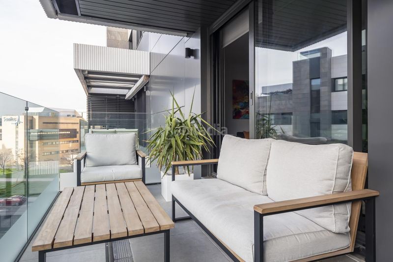 Foto fb864323-b0a1-42d8-832a-d72f9e3e9e69. Pis amb calefacció aparcament piscina a Sanchinarro Madrid