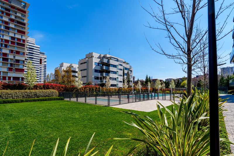 Foto b28edcc1-e86f-4714-a784-79b8b21b2d8a. Pis amb calefacció aparcament piscina a Virgen del Cortijo-Manoteras Madrid