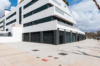 Location Local commercial  Av. pere matutes noguera