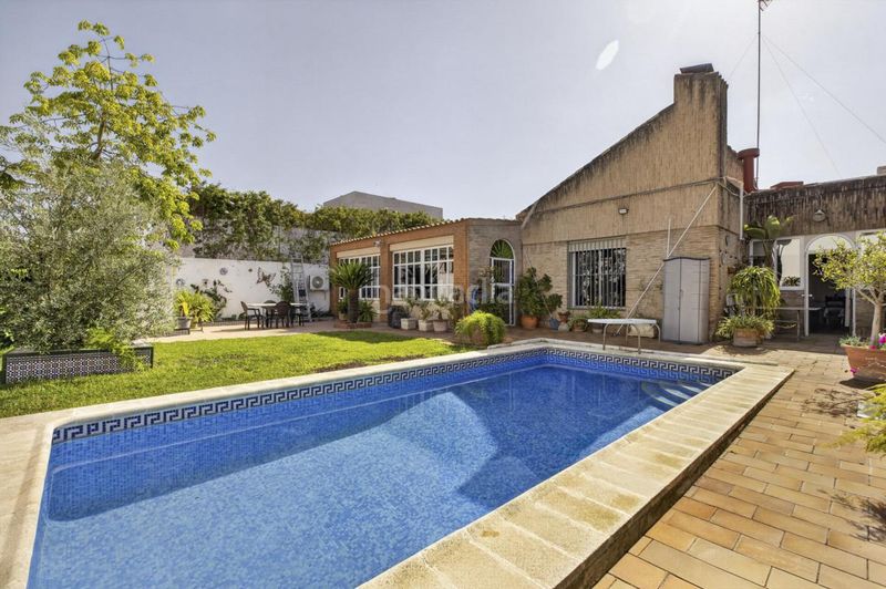 Foto 5bd6e0e5-2244-4704-9176-8a9032c69fc6. Casa amb calefacció aparcament piscina a Santa Clara Sevilla