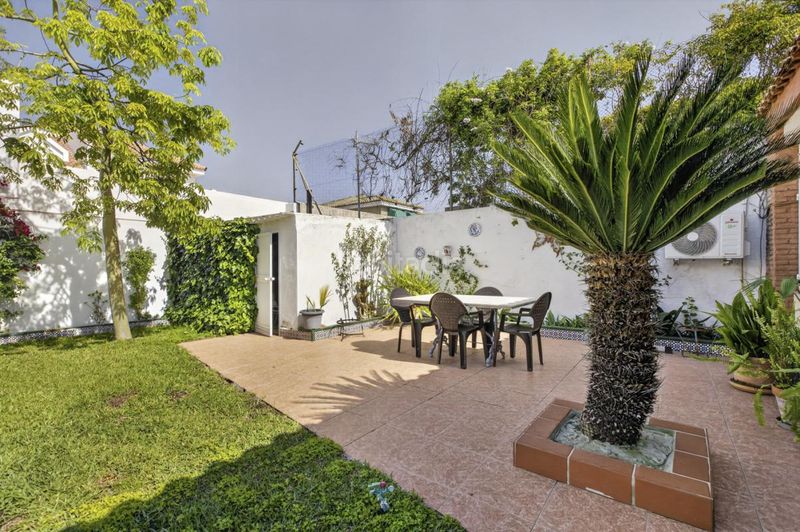 Foto db8cefeb-0f2b-4044-9d7b-bbce4217e221. Casa amb calefacció aparcament piscina a Santa Clara Sevilla