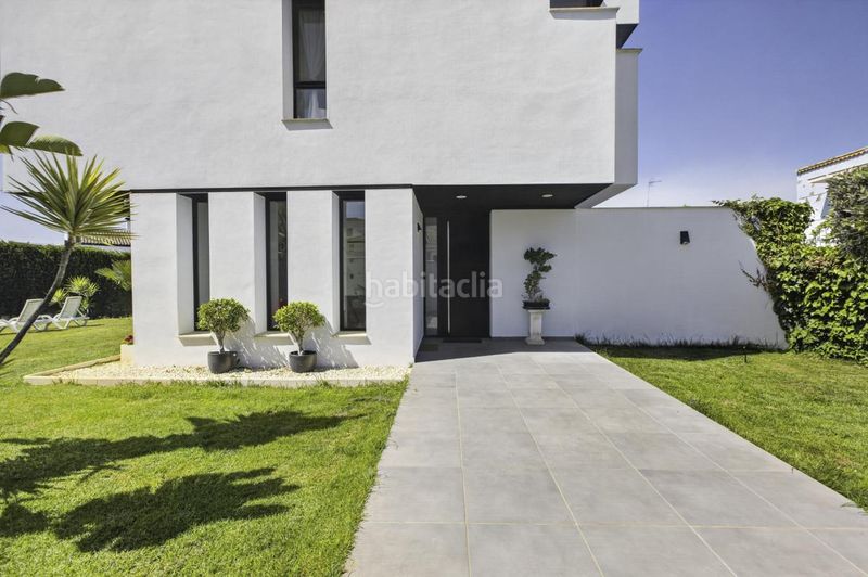 Foto 0b5ca4bc-d3c5-4dd6-ab34-eef724f757bc. Casa en calle don alonso quijano 18 en Zona Universitaria Bormujos