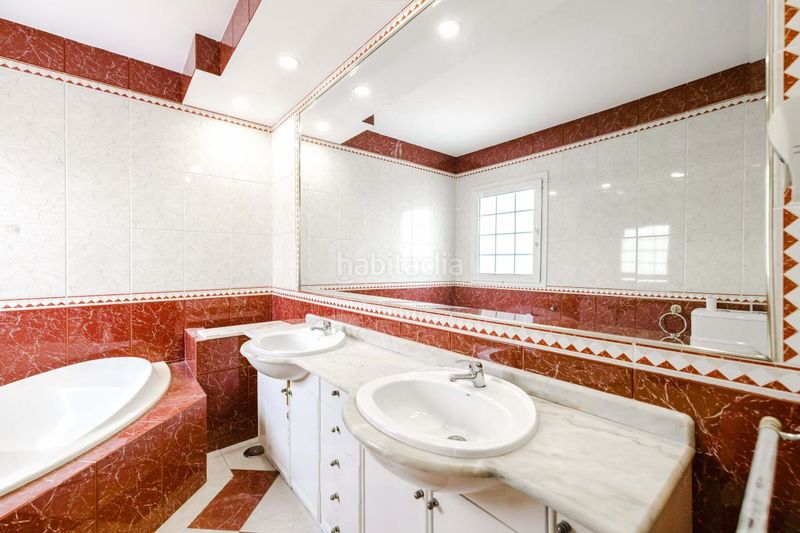 Foto febfc329-85bb-4686-b6ab-ba5cea35de59. Casa adossada amb calefacció aparcament piscina a Málaga