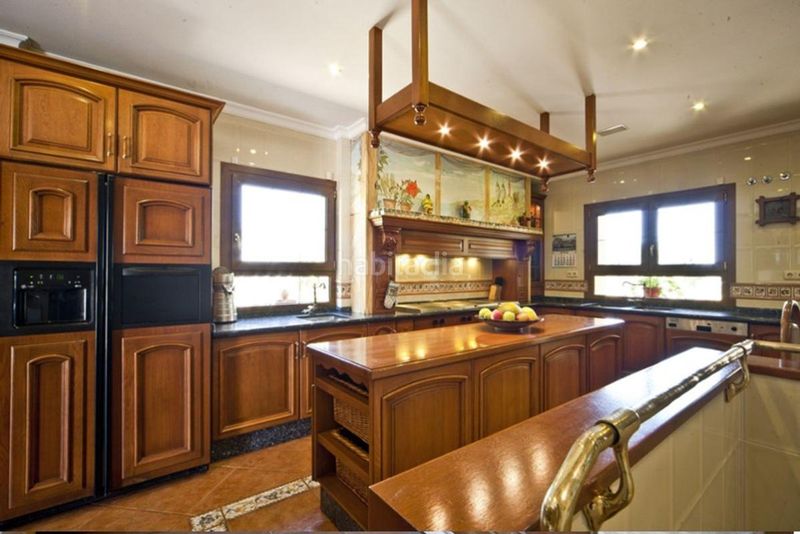 Foto d29fd66e-f37b-4407-8c85-4b5b6354cd49. Casa amb calefacció aparcament piscina a Nueva Andalucía centro Marbella