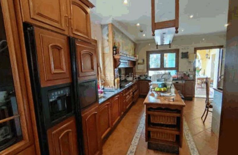 Foto d949cfeb-0468-472d-b579-0b2b0e744213. Casa amb calefacció aparcament piscina a Nueva Andalucía centro Marbella