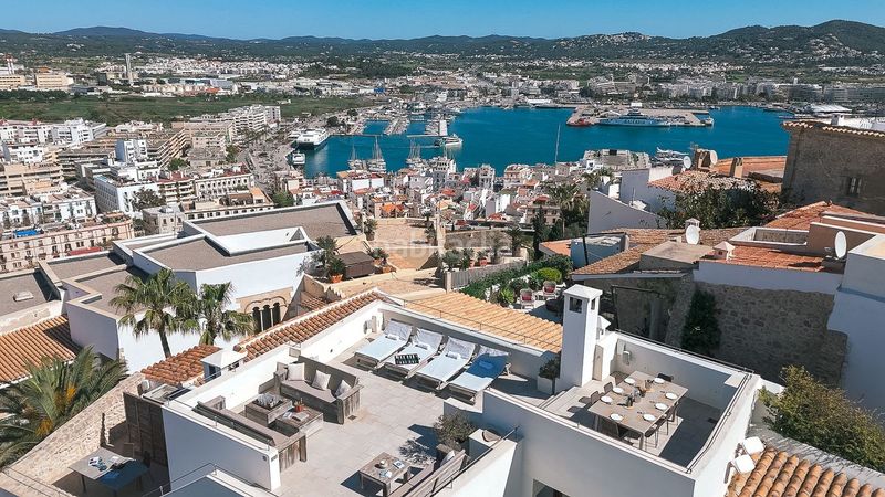Foto 022b4615-b36e-42da-bd4c-1a56996ca92f. Casa adossada amb calefacció aparcament a Dalt Vila-La Marina Ibiza