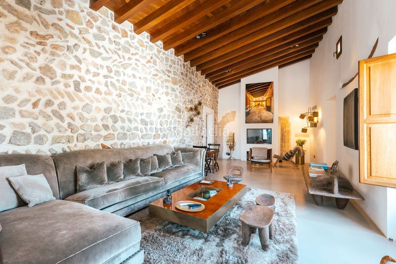 Foto 0b989e42-69b6-45dc-8283-b978a1793cff. Casa adossada amb calefacció aparcament a Dalt Vila-La Marina Ibiza