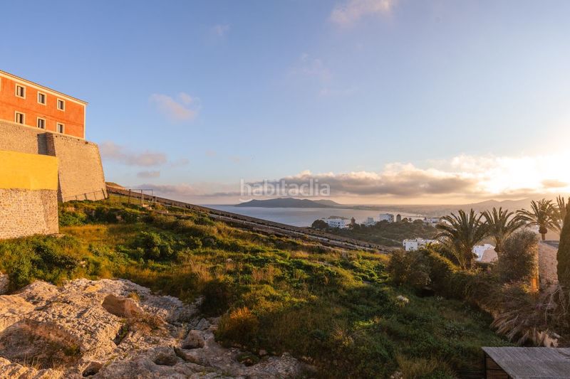 Foto 0f8acca0-9a06-4601-b6f9-b1019ccc2d02. Casa adossada amb calefacció aparcament a Dalt Vila-La Marina Ibiza