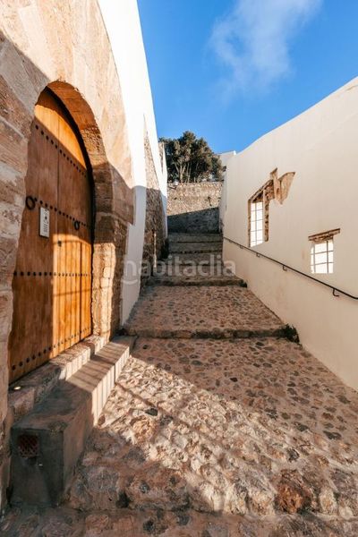 Foto 23cb7470-9b5b-458a-980f-2444ac51a1bd. Casa adossada amb calefacció aparcament a Dalt Vila-La Marina Ibiza