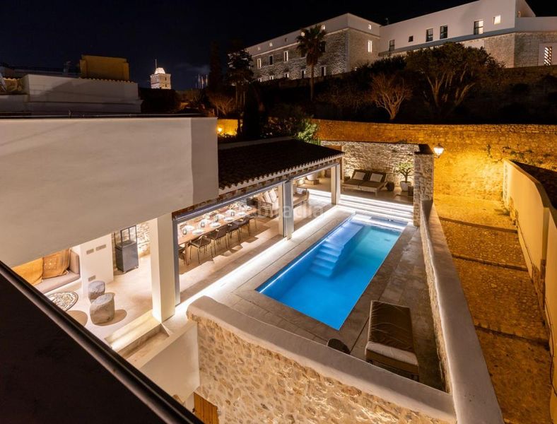 Foto 7b84a357-9b2a-4fee-b8af-6fb9747f3031. Casa adossada amb calefacció aparcament a Dalt Vila-La Marina Ibiza