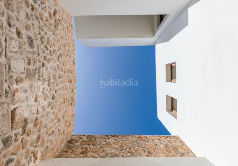Foto 9a734bc0-bf3f-46ef-9d45-cab25dc619a5. Casa adossada amb calefacció aparcament a Dalt Vila-La Marina Ibiza