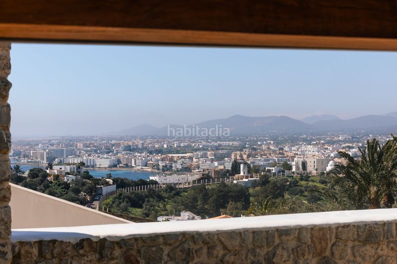 Foto a2676970-f7b9-4962-94ca-e55abbb5fee8. Casa adossada amb calefacció aparcament a Dalt Vila-La Marina Ibiza