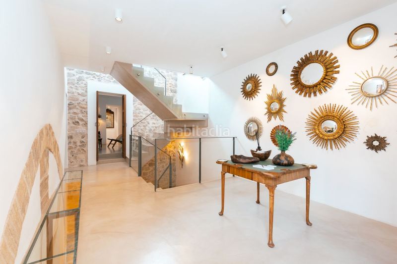 Foto b8f44221-6d1e-4c6b-9348-3f50823ad1e6. Casa adossada amb calefacció aparcament a Dalt Vila-La Marina Ibiza