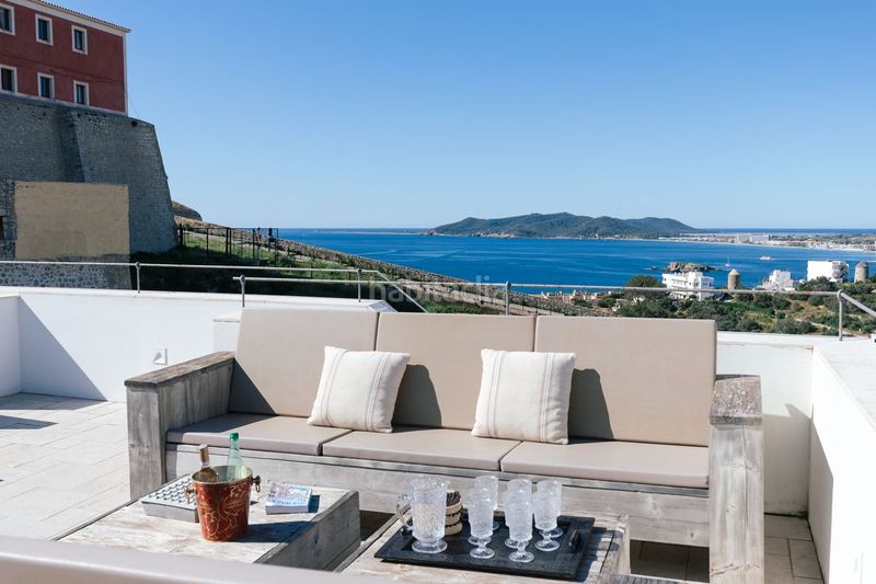 Foto b99562f5-3bca-4e34-9502-5397922dd6e7. Casa adossada amb calefacció aparcament a Dalt Vila-La Marina Ibiza